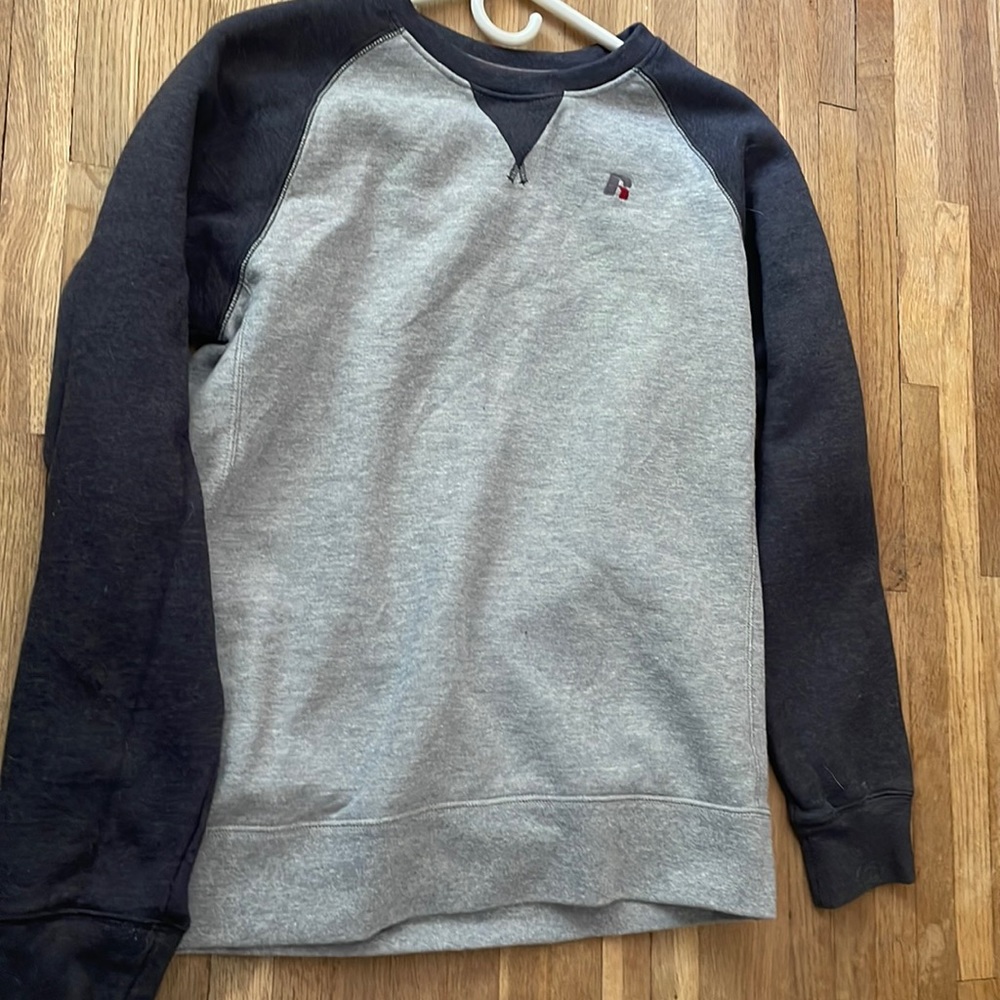 grey crewneck